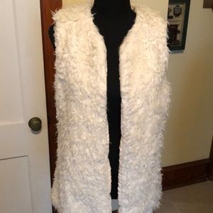 Faux fur vest fully lined. Size XS 4, Ptp 20” length wide 27”